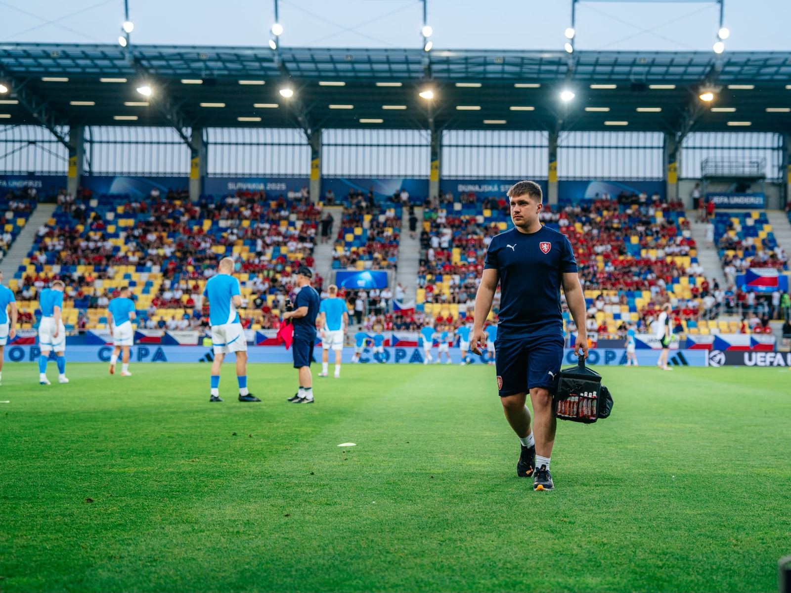 Vláďa Prokůpek jde s brašnou přes trávník stadionu při zápase reprezentace do 21 let